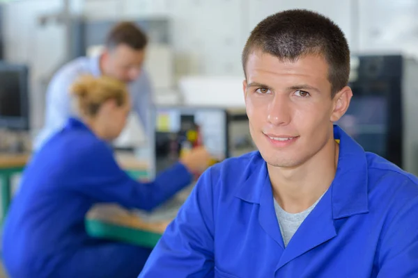 Porträtt av unga manliga arbetare — Stockfoto