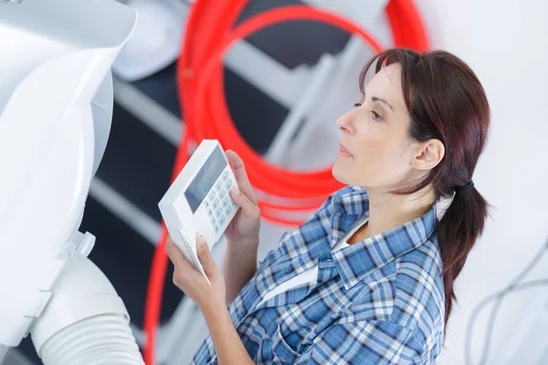 Modebewuste vrouw veiligheid passend een alarm — Stockfoto