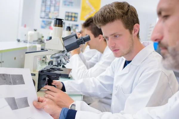 Hombres en el laboratorio — Foto de Stock