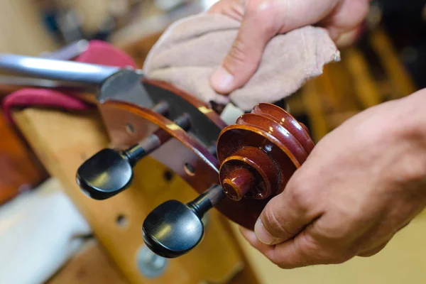 Aplicando brilho polonês e luthier — Fotografia de Stock