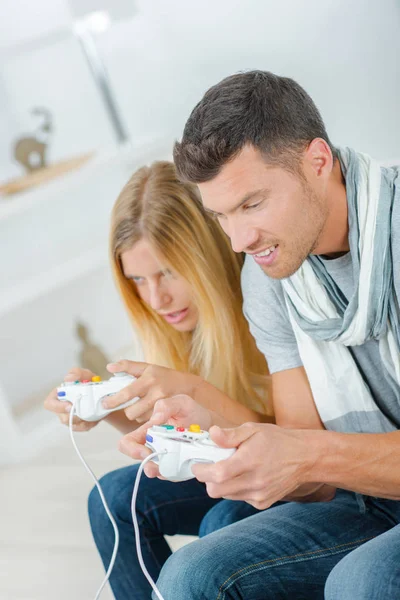 Jugar videojuego y el hombre — Foto de Stock