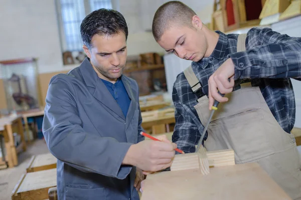 Unga män i träbearbetning rum — Stockfoto