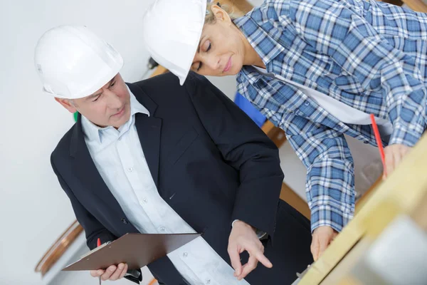 Zwei Arbeiter mit Schutzhelm — Stockfoto