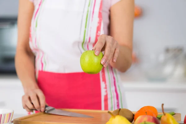 Női zöld alma tartja a kezét, hogy bála almatorta — Stock Fotó