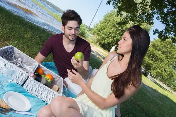 Retrato de pareja joven durante un picnic romántico en el campo —  Fotos de Stock