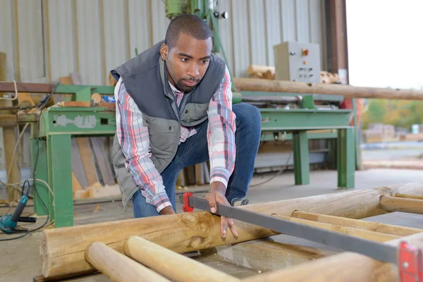 Worker measuring a frame — Stock Photo, Image