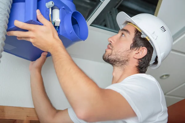 Colocando a caixa de ventilação — Fotografia de Stock