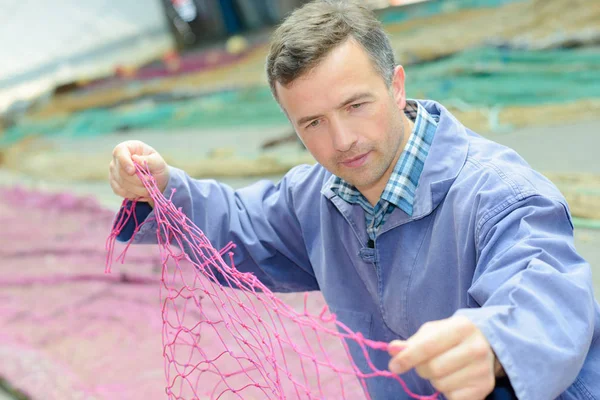 Pescador que prepara rede e pescador — Fotografia de Stock