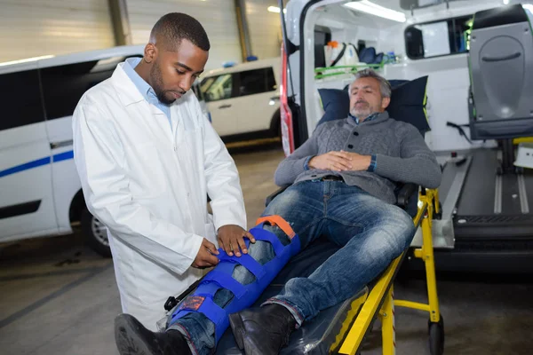 Formation pour devenir ambulancier paramédical — Photo