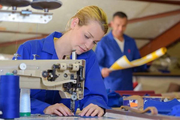 Collègue dans l'atelier — Photo