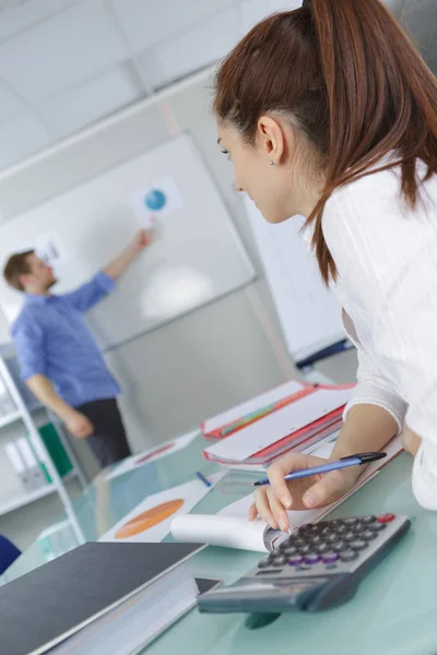 El estudiante de negocios y los datos — Foto de Stock