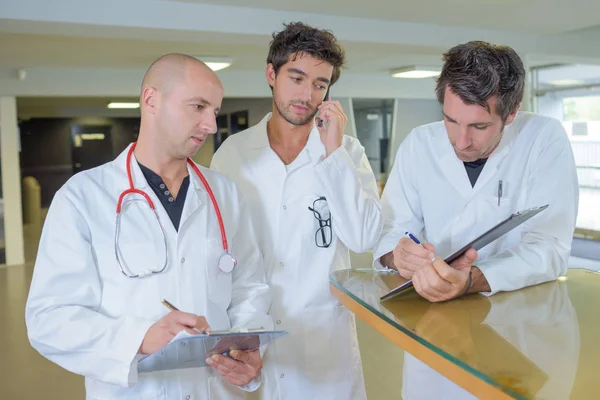 Equipo o médicos y equipo — Foto de Stock