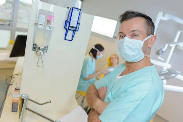 Ассистент стоматолога позирует и работает — стоковое фото