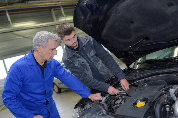 Deux mécaniciens automobiles professionnels vérifiant le moteur — Photo