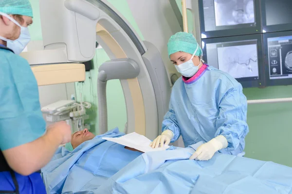 Хирурги готовятся к медицинской процедуре — стоковое фото