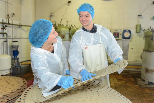 Jonge mensen die werken in de fabriek — Stockfoto