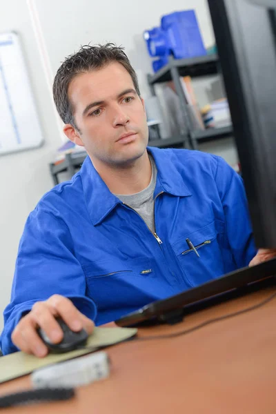 Builder using a computer — Stock Photo, Image
