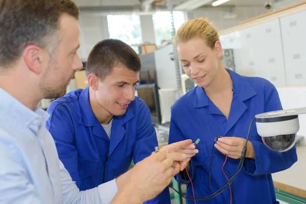 Studenten kijken naar kabel connectoren — Stockfoto