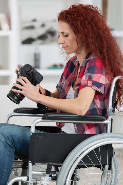 Mulher deficiente tirar fotos com câmera dslr — Fotografia de Stock