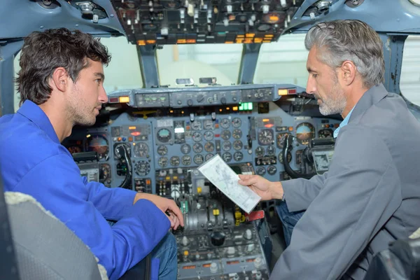 Gesprek in de cockpit — Stockfoto