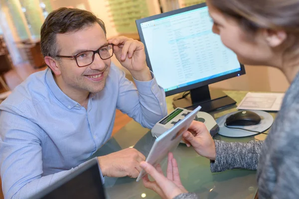 Montering av glasögon och optiker — Stockfoto