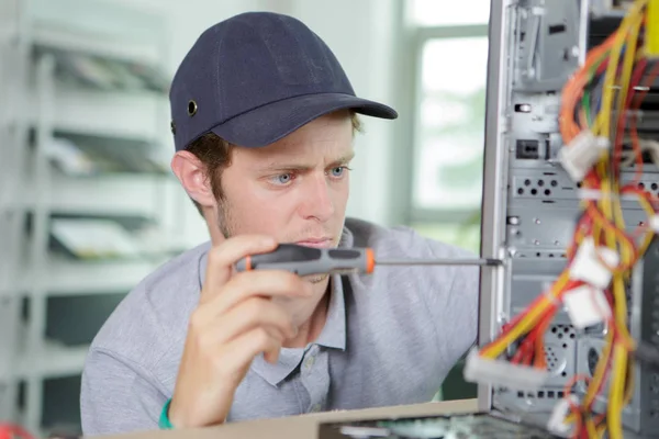 Homem trabalhando no computador da torre — Fotografia de Stock