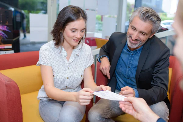 A couple receiving a note — Stock Photo, Image