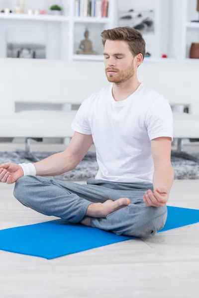 Meditação durante ioga e ioga — Fotografia de Stock