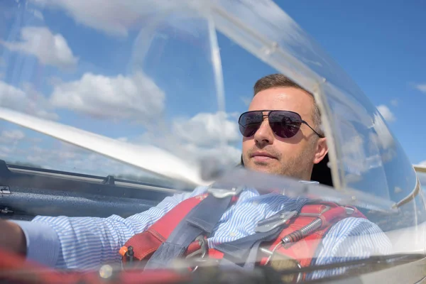 Pilot inuti ett segelflygplan — Stockfoto