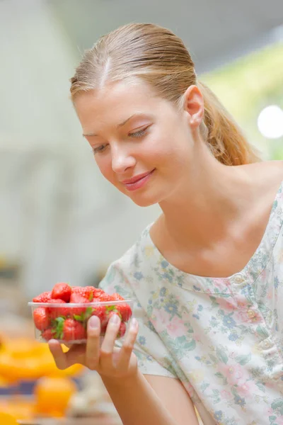 Un recipiente de fresas — Foto de Stock