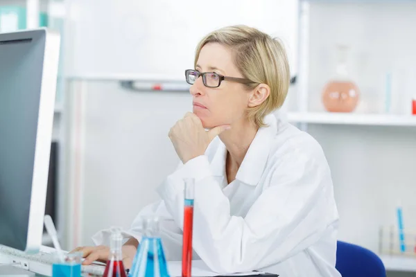 Científico concentrado haciendo experimento científico en laboratorio — Foto de Stock