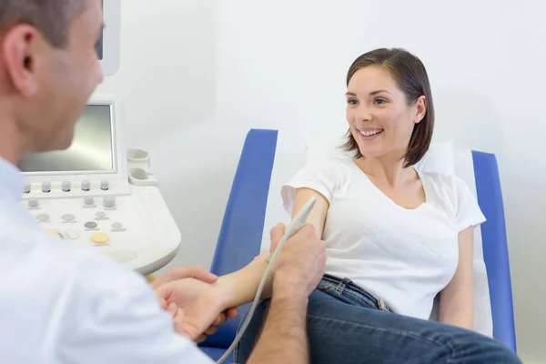 Vrouwelijke patiënt onder scan over arm — Stockfoto