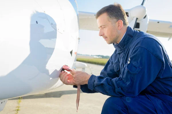 Flugzeugwartungsingenieur und Flugzeug — Stockfoto