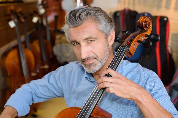 Homem tocando violoncelo e homem — Fotografia de Stock