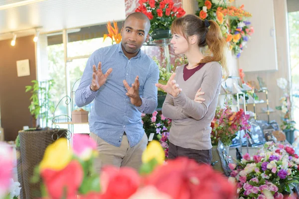 Florista e cliente — Fotografia de Stock