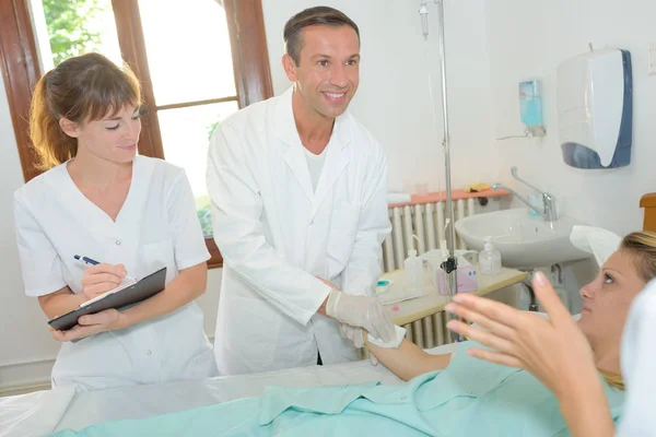 Hospital medical staff and patient — Stock Photo, Image