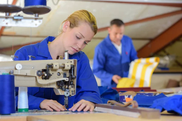 Factory skräddare på jobbet — Stockfoto