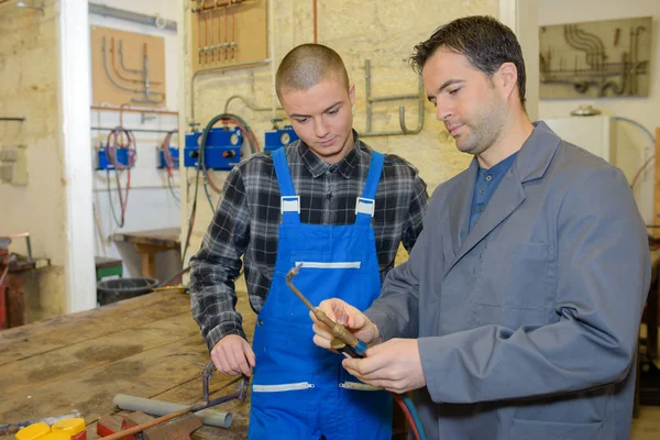 Apprentice of the garage — Stock Photo, Image