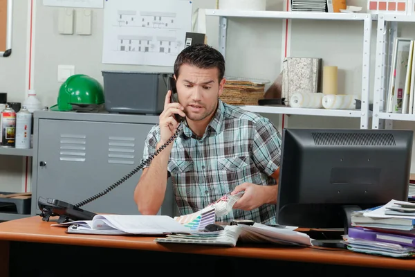 Mann am Telefon im Establishment — Stockfoto