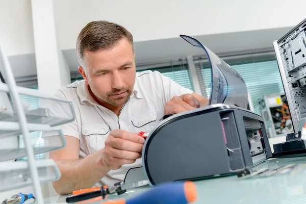 Man aan het werk op printer — Stockfoto