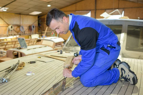 Démontage d'un bateau et puissance — Photo