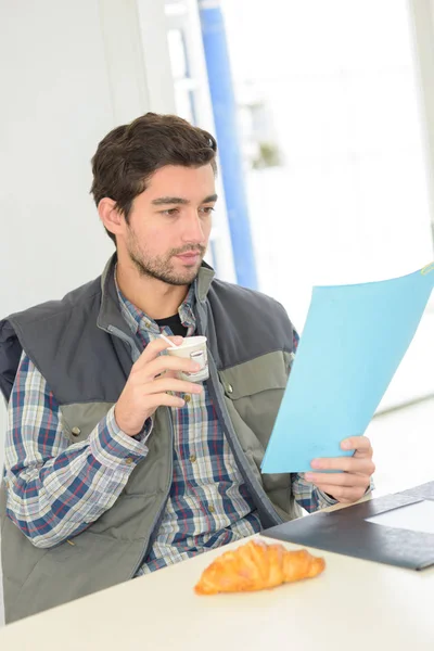 Worker reading a paper — Stock Photo, Image