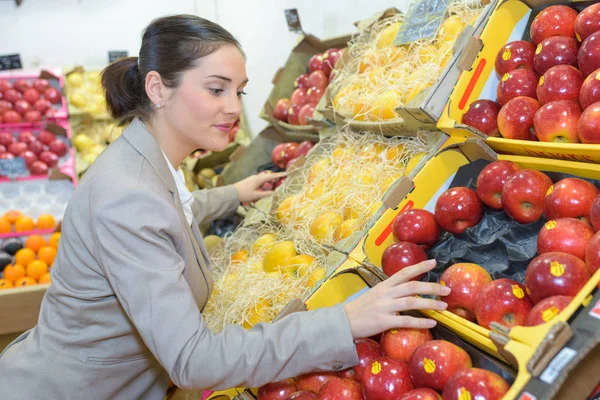 Αγοραστής επιλέγοντας τα μήλα και κατάστημα — Φωτογραφία Αρχείου