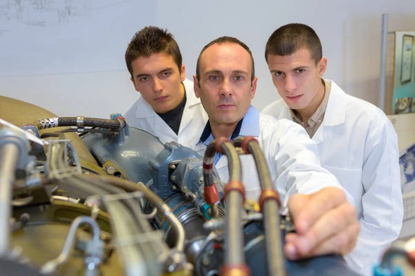 Mannen inspectie van leidingen op machines — Stockfoto