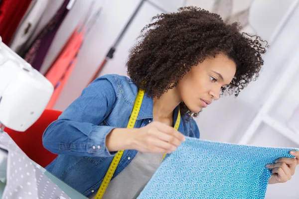 Seamstress sewing in studio — Stock Photo, Image