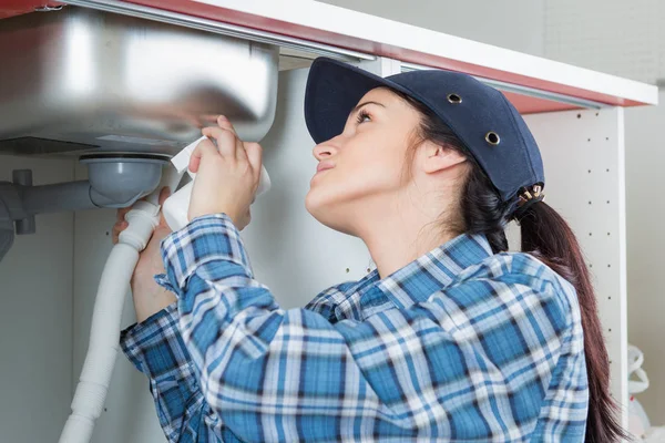 Checking the sink and work — Stock Photo, Image