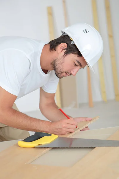 Skär en plywood och plywood — Stockfoto