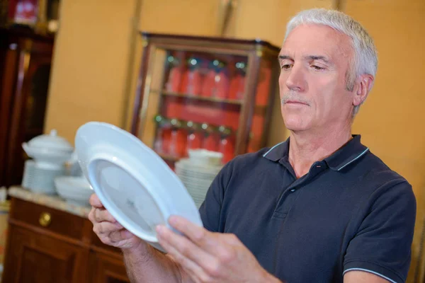 Conservador observando un plato — Foto de Stock