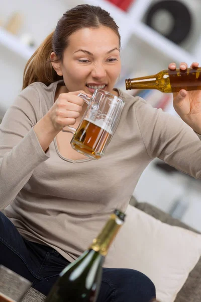 과도 한 알코올 음주 및 주류 — 스톡 사진
