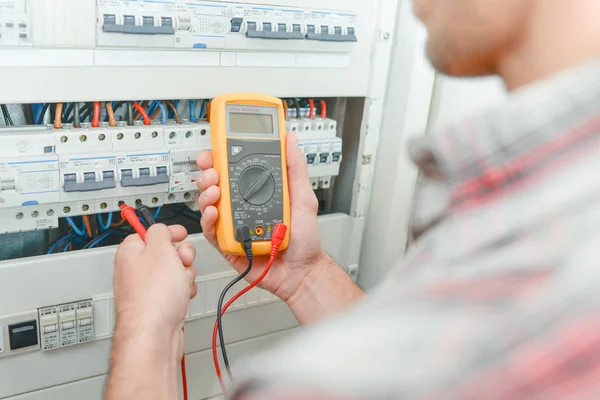 Elektrikář, pomocí multimetru a proud — Stock fotografie